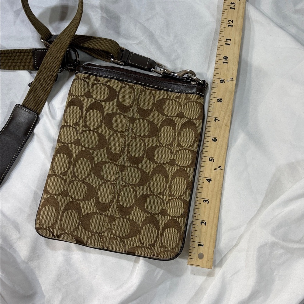 Coach Signature 6016 Stripe Swingpack Crossbody Khaki
Brown Leather Purse bag - Picture 6 of 15